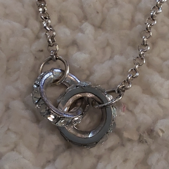 🌺 Vintage Silver-Toned Double Rings on Chain - Picture 3 of 5